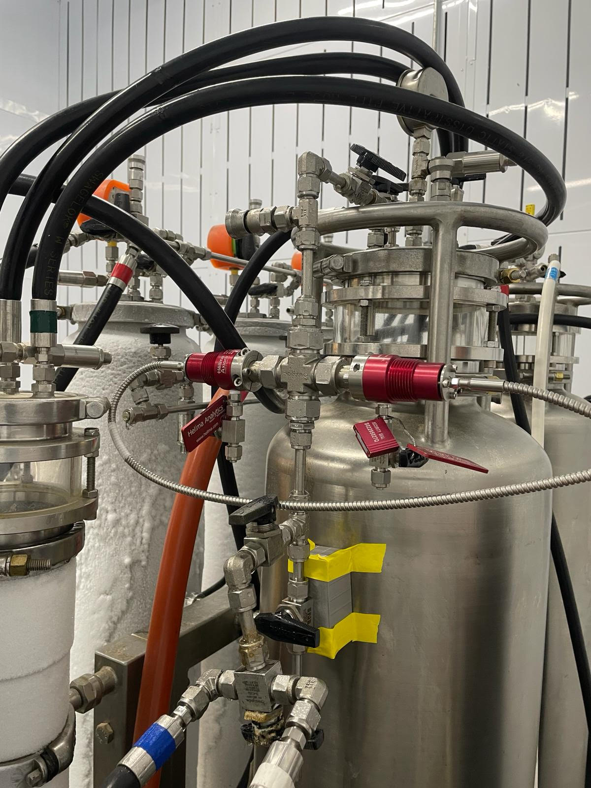 Newton sensor installed inline with two Swagelok fittings